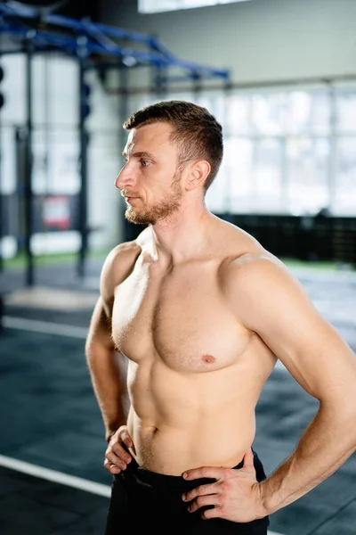 Atlético Hombre Posando Duro Gimnasio —  Fotos de Stock