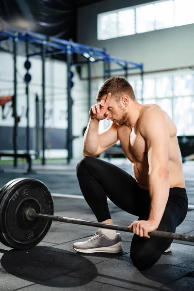 Atleta Masculino Cansado Depois Correr Uma Esteira Descansando Após Esportes — Fotografia de Stock