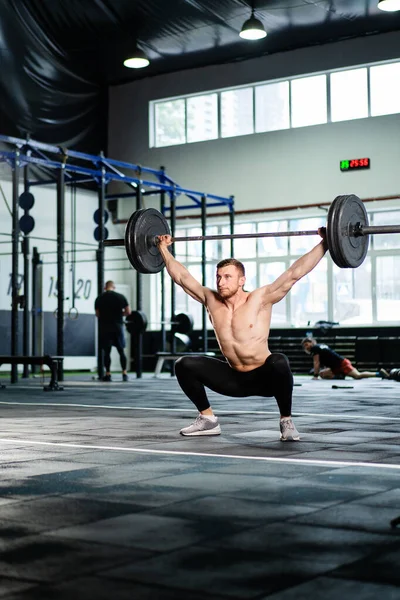 Athletic Man Doing Overhead Barbell Press Hardcore Gym — Stock Photo, Image