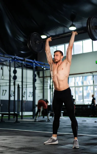 Athletic Man Gör Overhead Skivpress Hardcore Gym — Stockfoto