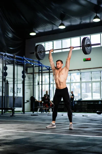 Athletic Man Doing Overhead Barbell Press Hardcore Gym — Stockfoto
