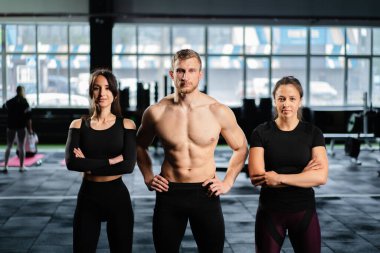 Spor salonunda spor salonunda spor yapan beyaz seksi erkek ve kadınlar ağırlık kaldırma yaşam tarzı sağlıklı yaşam egzersizleri yapıyorlar.