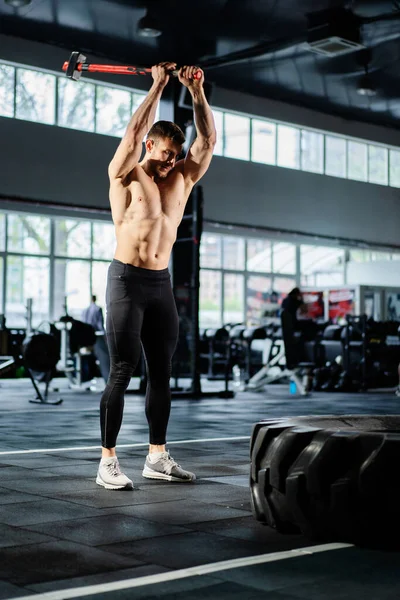 Kraftfull Man Med Hammare För Styrketräning Gym Muskulös Man Slår — Stockfoto