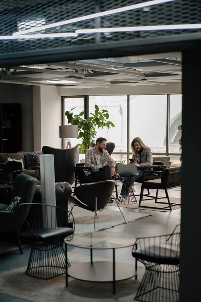 Junge Attraktive Büroangestellte Coworking Interior Diskutieren Über Arbeit — Stockfoto