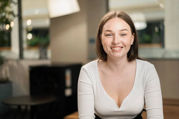 Genç Çekici Bayan Ofis Çalışanı Kameraya Gülümsüyor Video Konferansı Çağrı — Stok fotoğraf