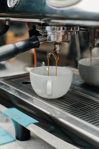 Koffie Uit Een Professionele Machine Een Beker Gieten Barista Maakt — Stockfoto