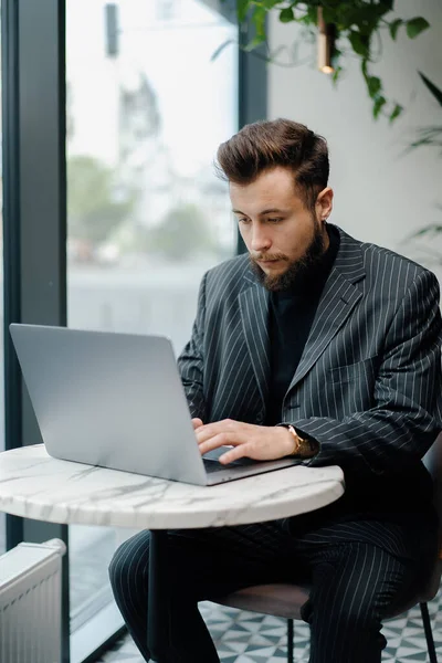 Jonge Blanke Zakenman Werkt Een Laptop Een Café Zakenman Freelance — Stockfoto