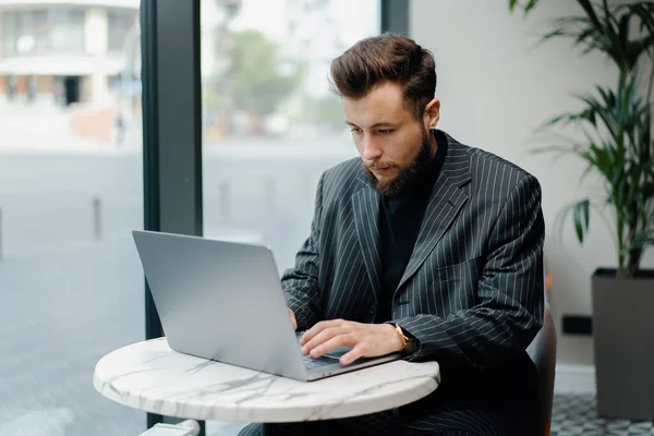 Jonge Blanke Zakenman Werkt Een Laptop Een Café Zakenman Freelance — Stockfoto