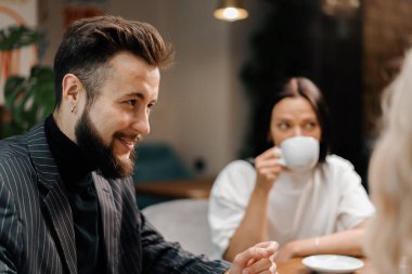 Keyifli arkadaşlar hafta sonları sosyalleşiyorlar. Birlikte vakit geçiriyorlar. Yemekhanede öğle yemeği yiyorlar. Halka açık bir yerde. Arkadaşlık..