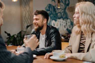 Keyifli arkadaşlar hafta sonları sosyalleşiyorlar. Birlikte vakit geçiriyorlar. Yemekhanede öğle yemeği yiyorlar. Halka açık bir yerde. Arkadaşlık..