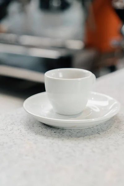 Чашка Фильтрующего Кофе Столе Кофейне Шумная Группа Друзей — стоковое фото