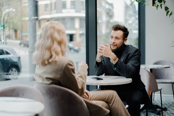 Paar Eine Junge Familie Verbringt Zeit Einem Café Scherzt Und — Stockfoto