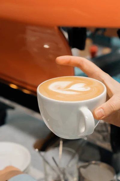 Primer Plano Hermosas Manos Femeninas Sosteniendo Una Gran Taza Blanca — Foto de Stock