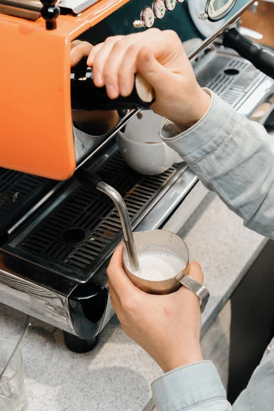 Proces Van Bereiding Van Melkschuim Voor Cappuccino Latte Verwarming Zweepslagen — Stockfoto