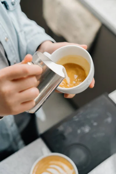 Barista Robi Latte Art Specjalistycznej Kawiarni Profesjonalny Człowiek Robi Polewanie — Zdjęcie stockowe
