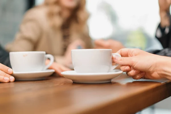 Una Taza Café Filtro Una Mesa Una Cafetería Ruidoso Grupo — Foto de Stock