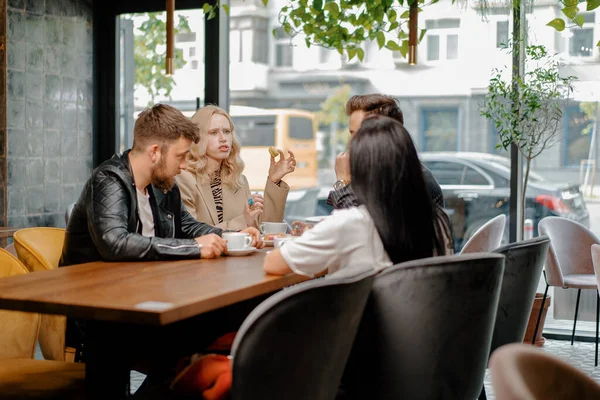 Alegre Compañía Amigos Socializando Fin Semana Pasando Tiempo Juntos Almorzando — Foto de Stock