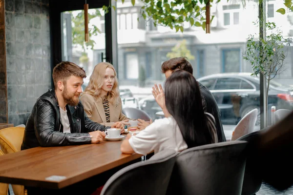 Fröhliche Gesellschaft Von Freunden Gesellig Wochenende Verbringen Zeit Zusammen Beim — Stockfoto