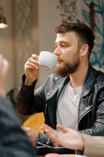 Man Sips Coffee Filter Company Cheerful Friends Who Chat Weekends — Stockfoto