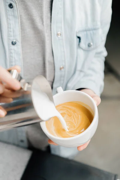 Barista Maakt Latte Art Een Koffieshop Professionele Man Maken Gieten — Stockfoto