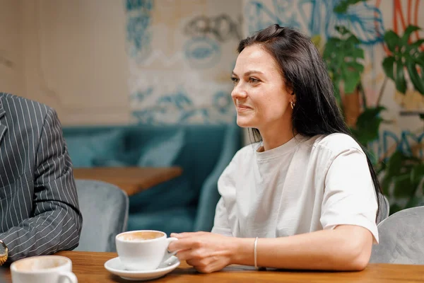 Ragazza Beve Caffè Filtro Compagnia Amici Allegri Che Comunicano Nei — Foto Stock