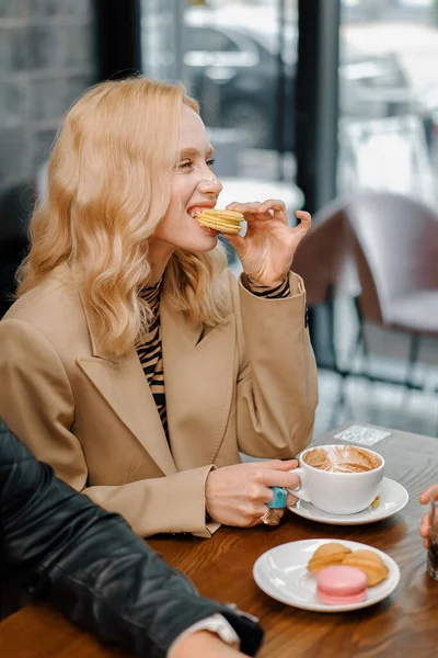 Girl Eats Macarons Company Cheerful Friends Who Communicate Weekends Spend — Stockfoto