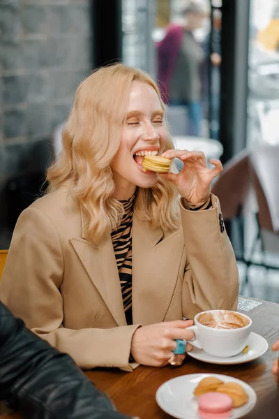 Girl Eats Macarons Company Cheerful Friends Who Communicate Weekends Spend — Stockfoto