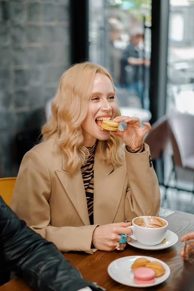 Girl Eats Macarons Company Cheerful Friends Who Communicate Weekends Spend — Stock Photo, Image
