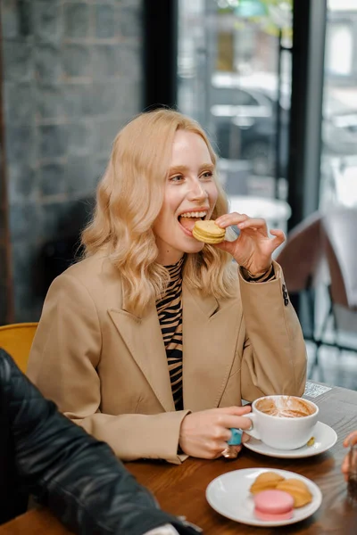 Chica Come Macarrones Compañía Amigos Alegres Que Comunican Los Fines — Foto de Stock