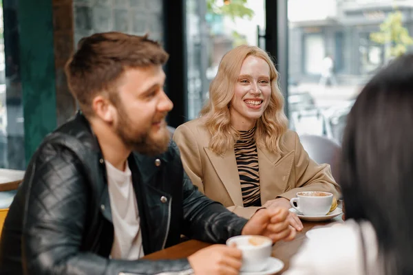 Alegre Compañía Amigos Socializando Fin Semana Pasando Tiempo Juntos Almorzando — Foto de Stock