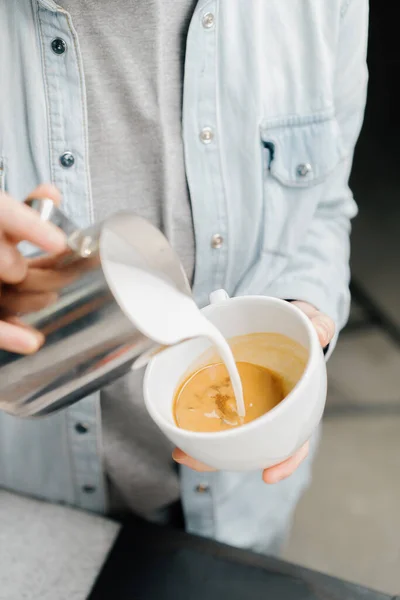 Barista Maakt Latte Art Een Koffieshop Professionele Man Maken Gieten — Stockfoto