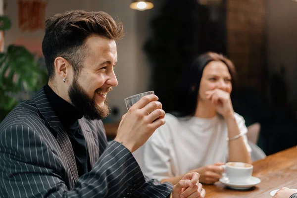 Alegre Compañía Amigos Socializando Fin Semana Pasando Tiempo Juntos Almorzando — Foto de Stock