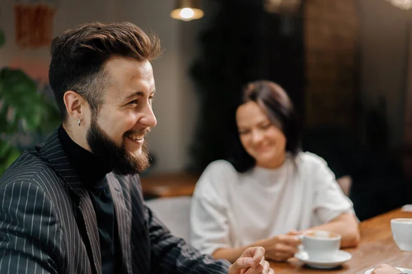 Alegre Compañía Amigos Socializando Fin Semana Pasando Tiempo Juntos Almorzando — Foto de Stock