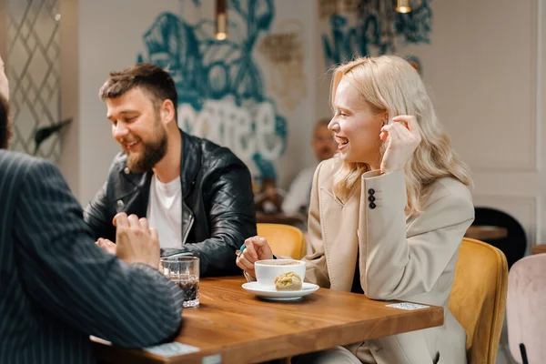 Alegre Compañía Amigos Socializando Fin Semana Pasando Tiempo Juntos Almorzando — Foto de Stock