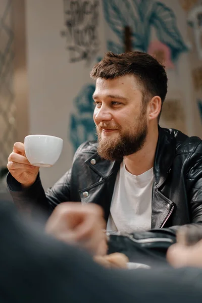 Man Drinks Coffee Company Cheerful Friends Who Communicate Weekends Spend — Stock Photo, Image
