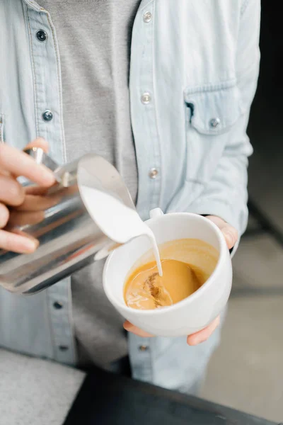 Barista Maakt Latte Art Een Koffieshop Professionele Man Maken Gieten — Stockfoto