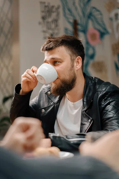 Man Drinks Coffee Company Cheerful Friends Who Communicate Weekends Spend — Stockfoto