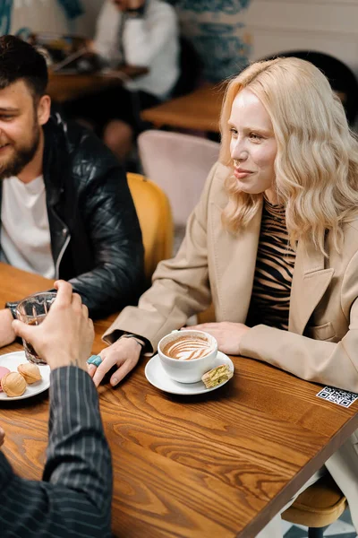 Wesołe Towarzystwo Przyjaciół Spotykających Się Weekendy Wspólnym Lunchu Stołówce Spotkanie — Zdjęcie stockowe