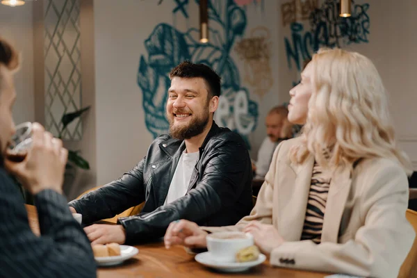 Alegre Compañía Amigos Socializando Fin Semana Pasando Tiempo Juntos Almorzando — Foto de Stock