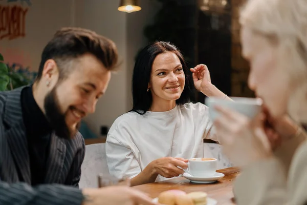 Alegre Compañía Amigos Socializando Fin Semana Pasando Tiempo Juntos Almorzando — Foto de Stock