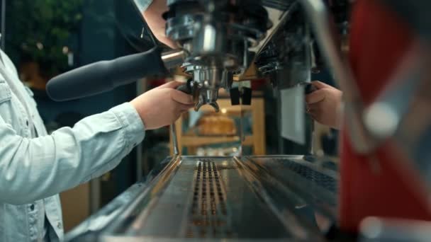 コーヒーマシンで強いコーヒーカップを作る バックライトは蒸気とカップを照らす — ストック動画