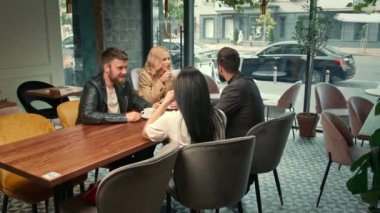 Keyifli arkadaşlar hafta sonları sosyalleşiyorlar. Birlikte vakit geçiriyorlar. Yemekhanede öğle yemeği yiyorlar. Halka açık bir yerde. Arkadaşlık..