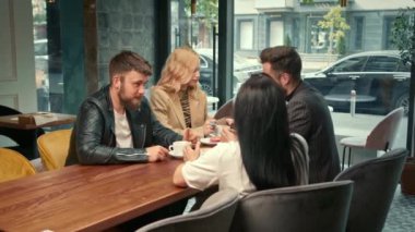 Keyifli arkadaşlar hafta sonları sosyalleşiyorlar. Birlikte vakit geçiriyorlar. Yemekhanede öğle yemeği yiyorlar. Halka açık bir yerde. Arkadaşlık..