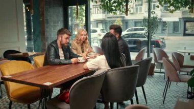 Keyifli arkadaşlar hafta sonları sosyalleşiyorlar. Birlikte vakit geçiriyorlar. Yemekhanede öğle yemeği yiyorlar. Halka açık bir yerde. Arkadaşlık..