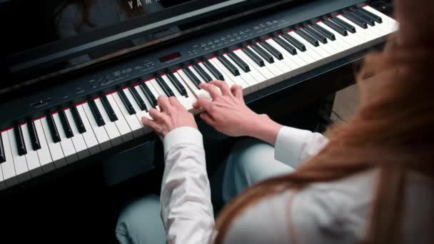 Крупним Планом Жінка Чуттєво Грає Піаніно — стокове відео