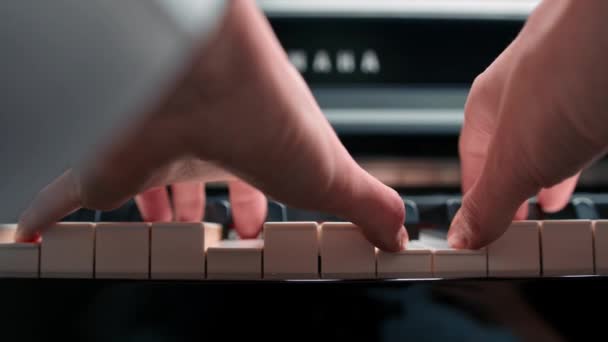 Close Woman Sensually Plays Piano — Vídeo de Stock