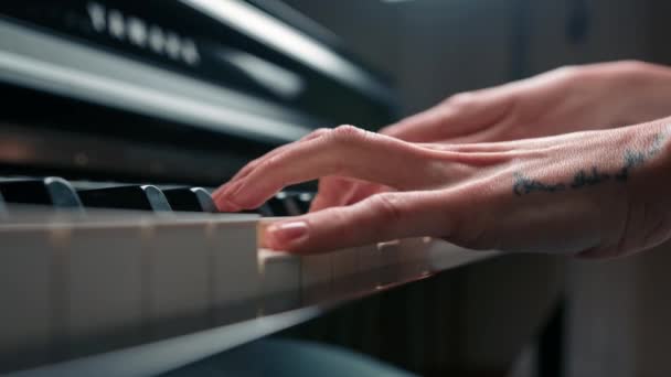 Close Woman Sensually Plays Piano — 비디오