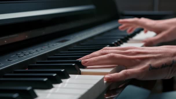 Selectieve Focus Piano Toets Vingers Piano Spelen Zijn Muziekinstrumenten Voor — Stockvideo
