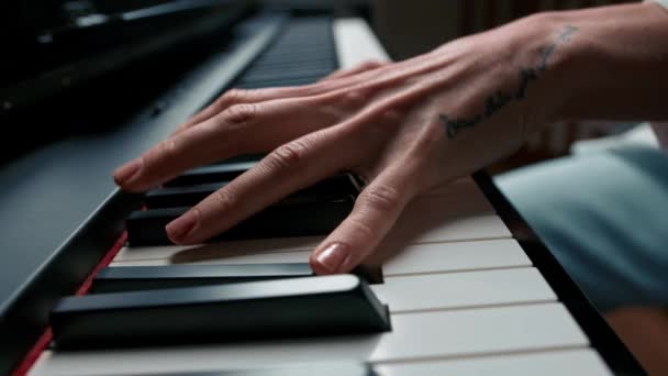 Close Woman Sensually Plays Piano — Videoclip de stoc