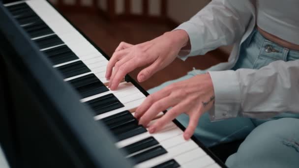 ピアノを演奏するピアノキーと指に選択的な焦点 コンサートや音楽学習のための楽器があります ステージ上でピアノを弾く子供のミュージシャンの手を閉じる — ストック動画